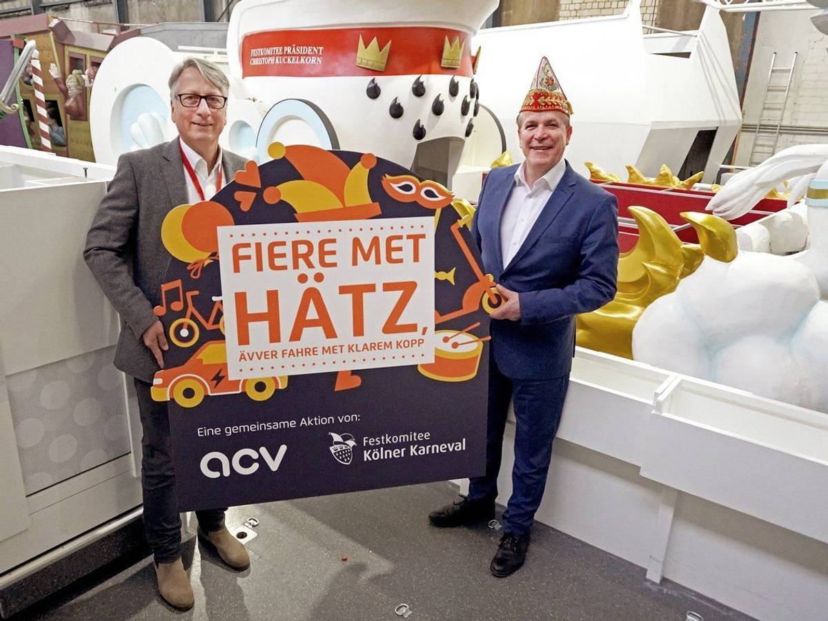 Holger Küster und Christoph Kuckelkorn zeigen das Logo.