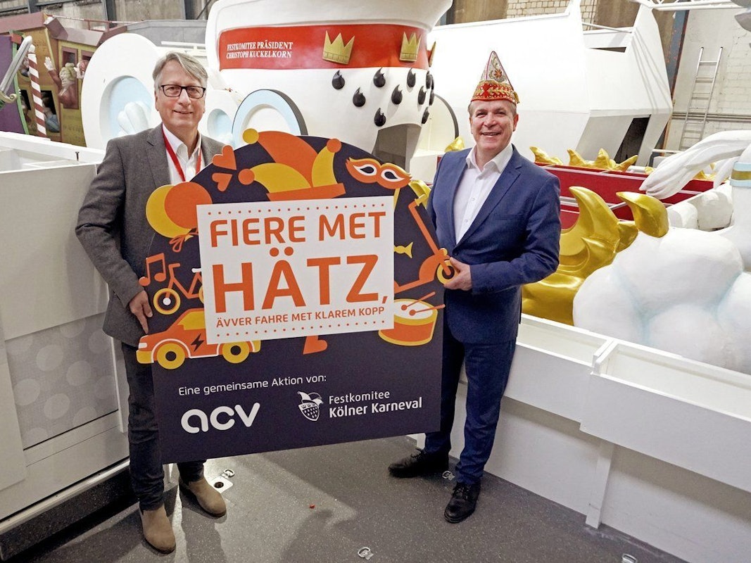 Holger Küster und Christoph Kuckelkorn zeigen das Logo.