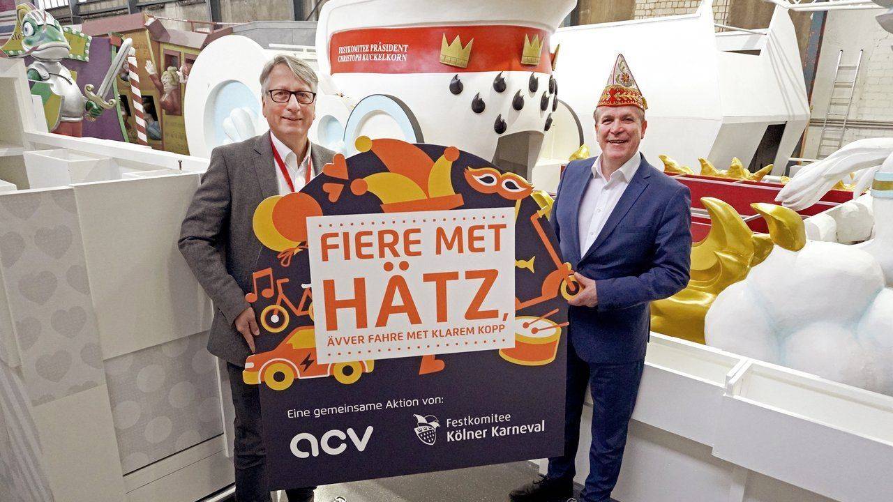 Holger Küster und Christoph Kuckelkorn zeigen das Logo.
