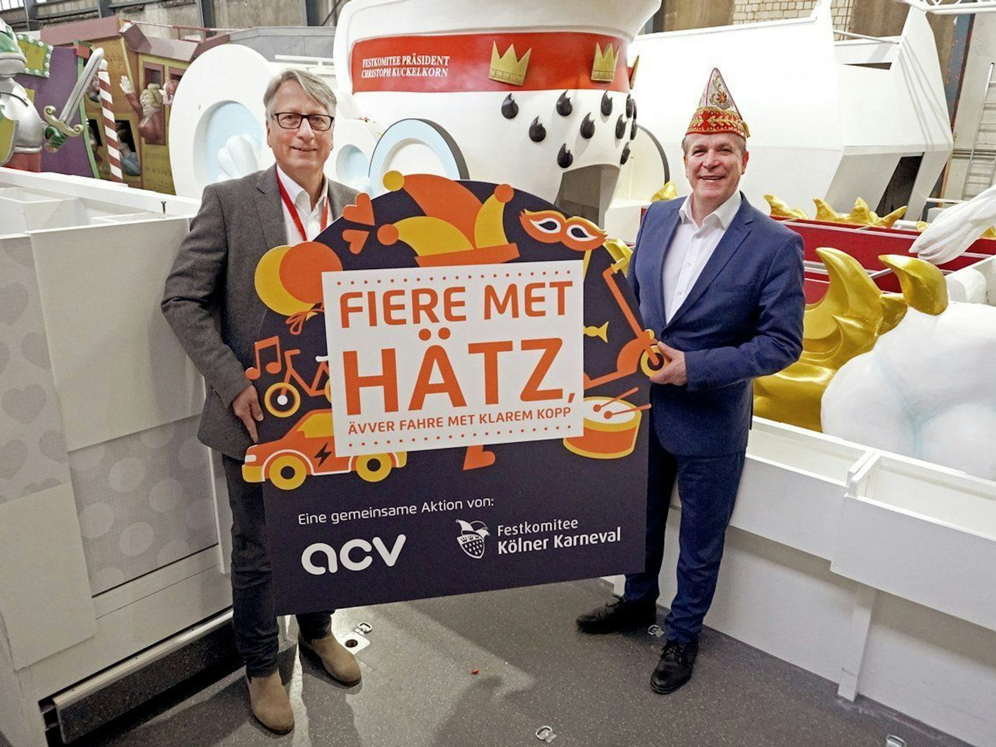 Holger Küster und Christoph Kuckelkorn zeigen das Logo.