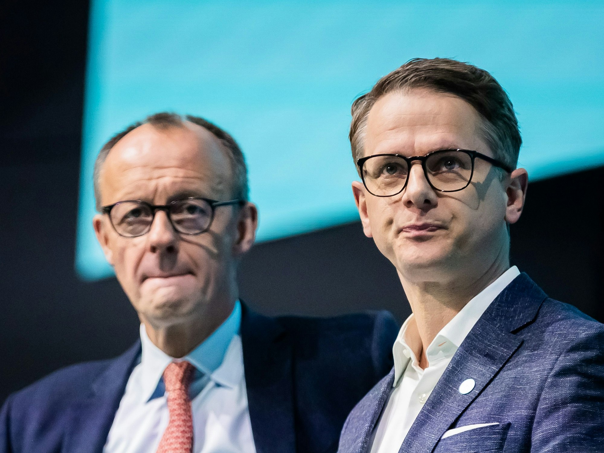 CDU-Generalsekretär Carsten Linnemann (r.) neben CDU-Kanzlerkandidat Friedrich Merz am Vortag des 37. Parteitags der CDU im CityCube auf der Messe Berlin auf der Bühne.
