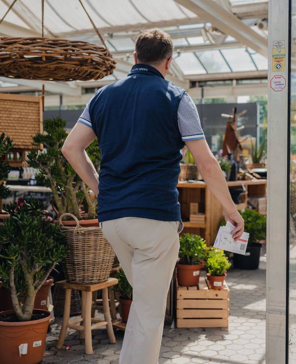 Ein Mann geht in ein Gartencenter in Köln zur Stimmabgabe.