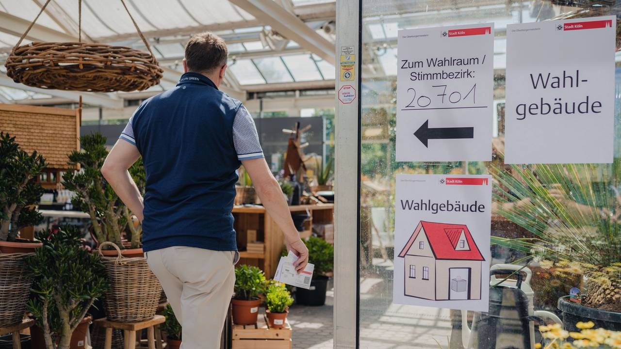 Ein Mann geht in ein Gartencenter in Köln zur Stimmabgabe.