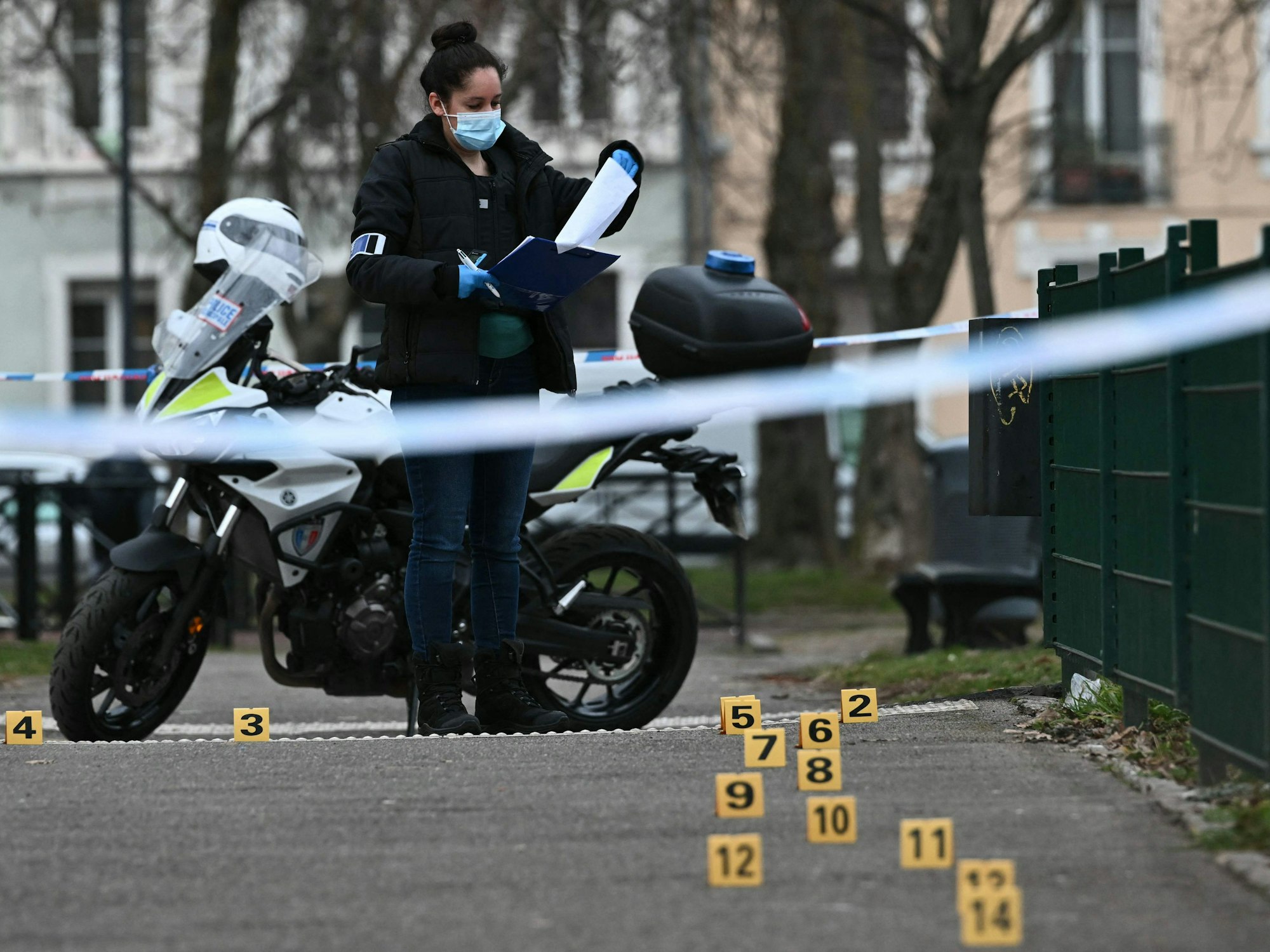 Eine Polizistin sichert am 22. Februar Beweise in Mulhouse, nachdem dort ein Mann mehrere Menschen angegriffen hat.