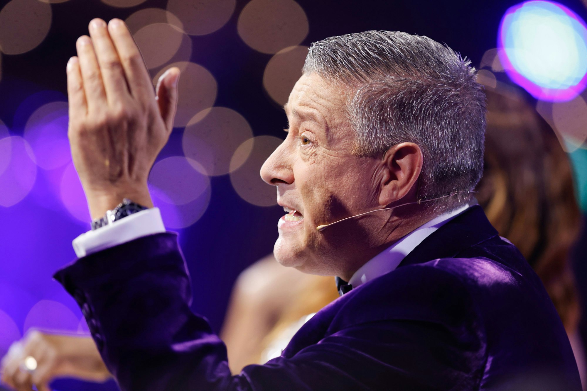 Joachim Llambi, Jurymitglied, sitzt in der RTL-Tanzshow „Let's Dance“ in den Kulissen des Musicals „Moulin Rouge!“.