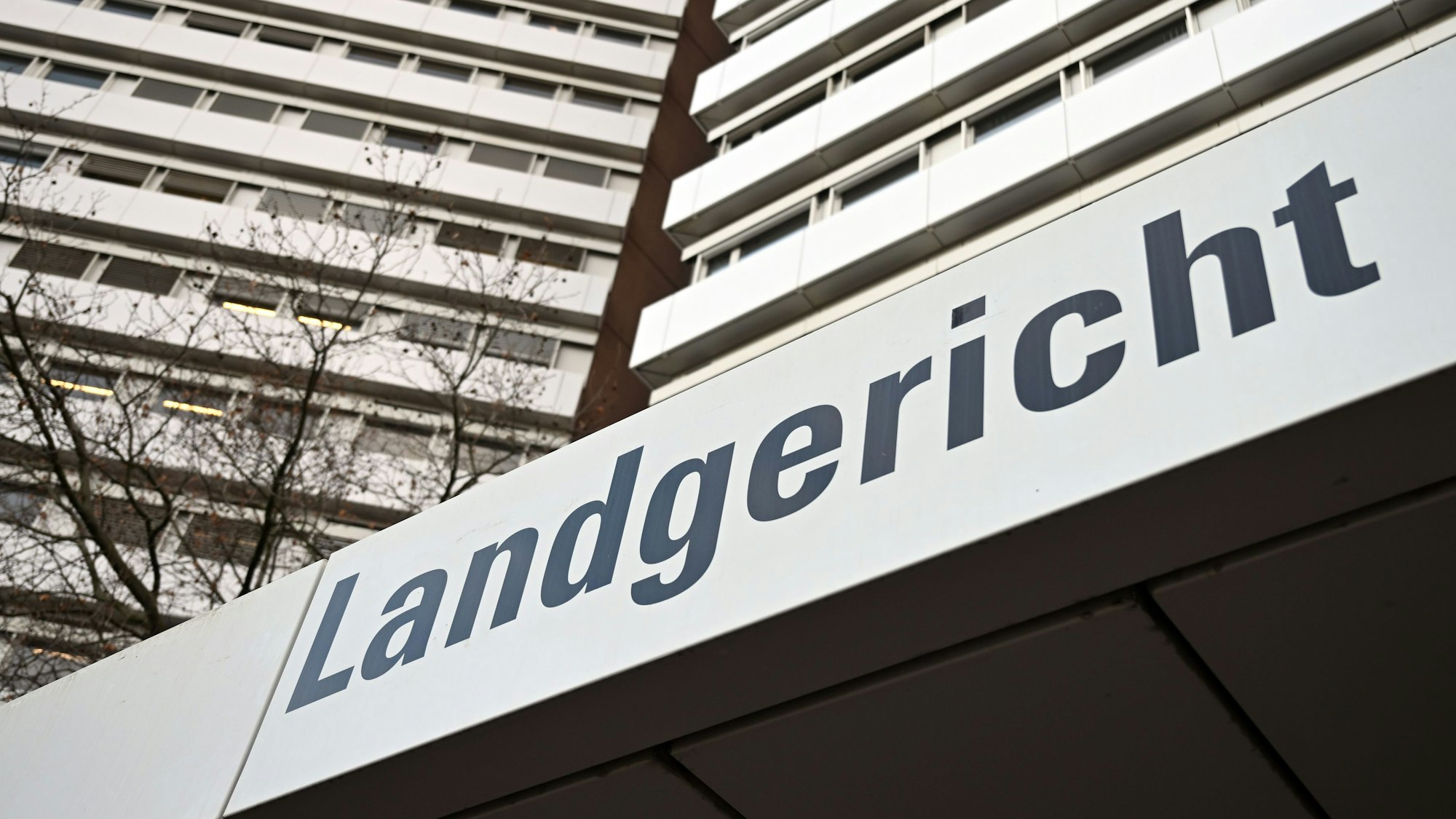 Ein Schild weist auf das Landgericht Köln hin.