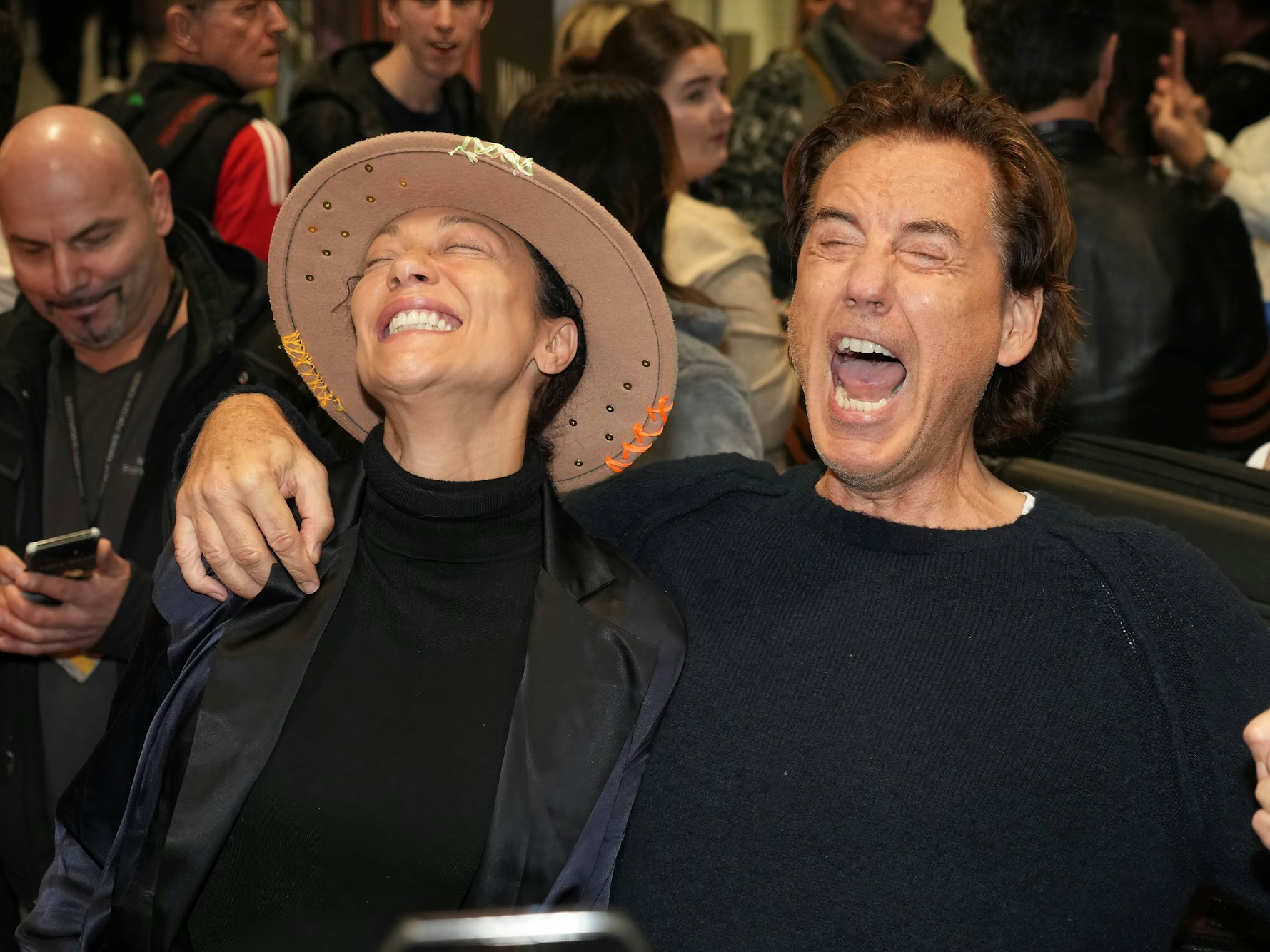 Jörg Dahlmann liegt Lilly Becker im Arm.