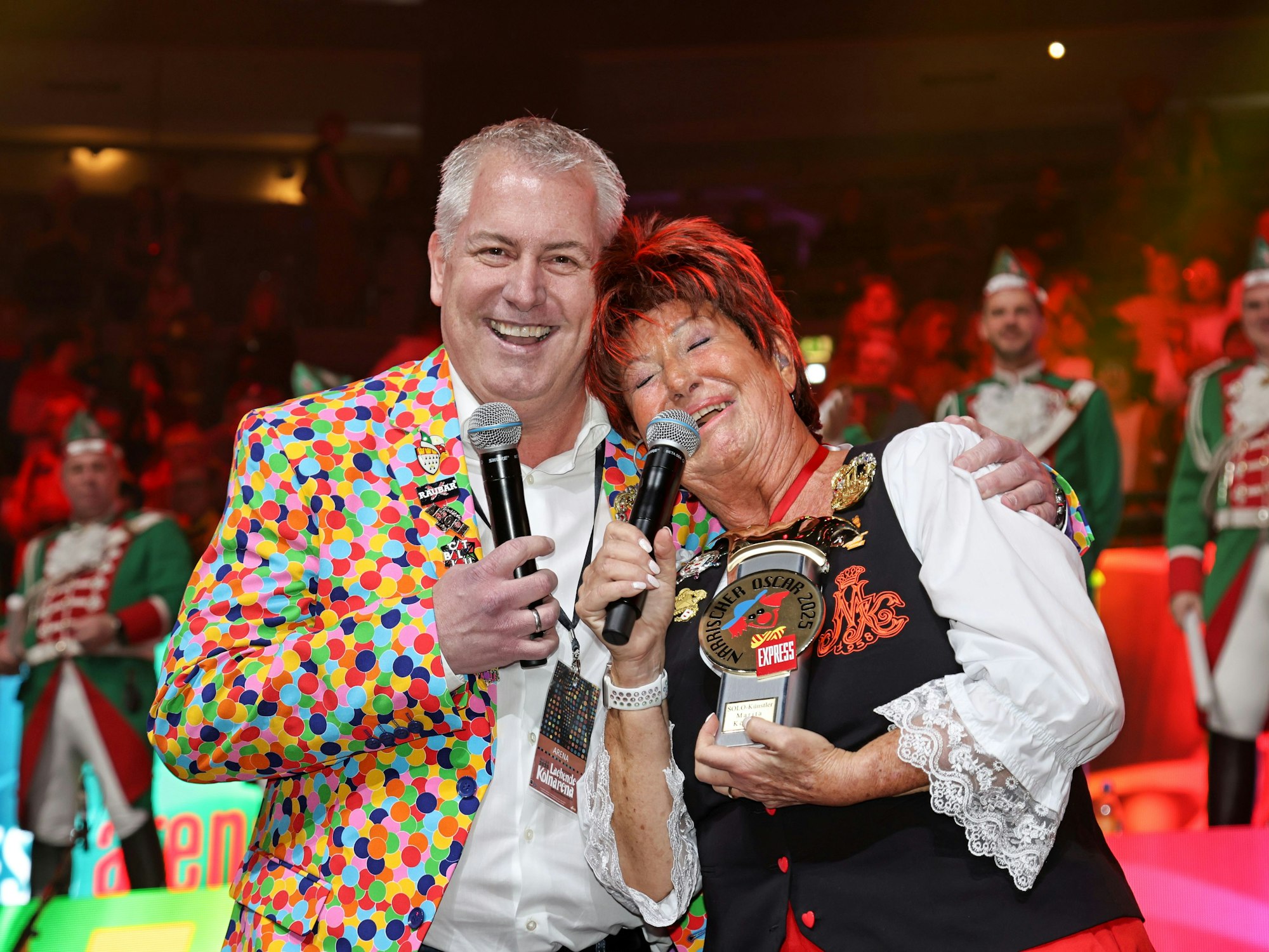 Marita Köllner mit Marcel Schwamborn auf der Arena-Bühne.