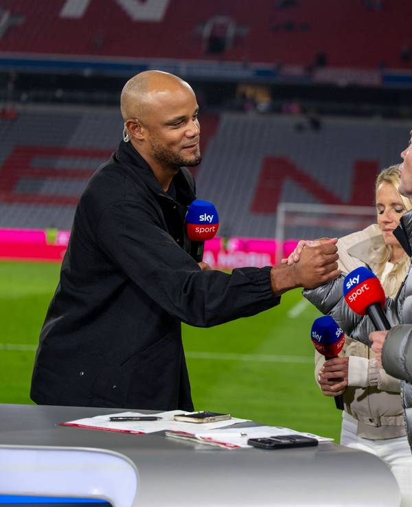 Lothar Matthäus und Vincent Kompany geben sich bei einem Interview die Hand.