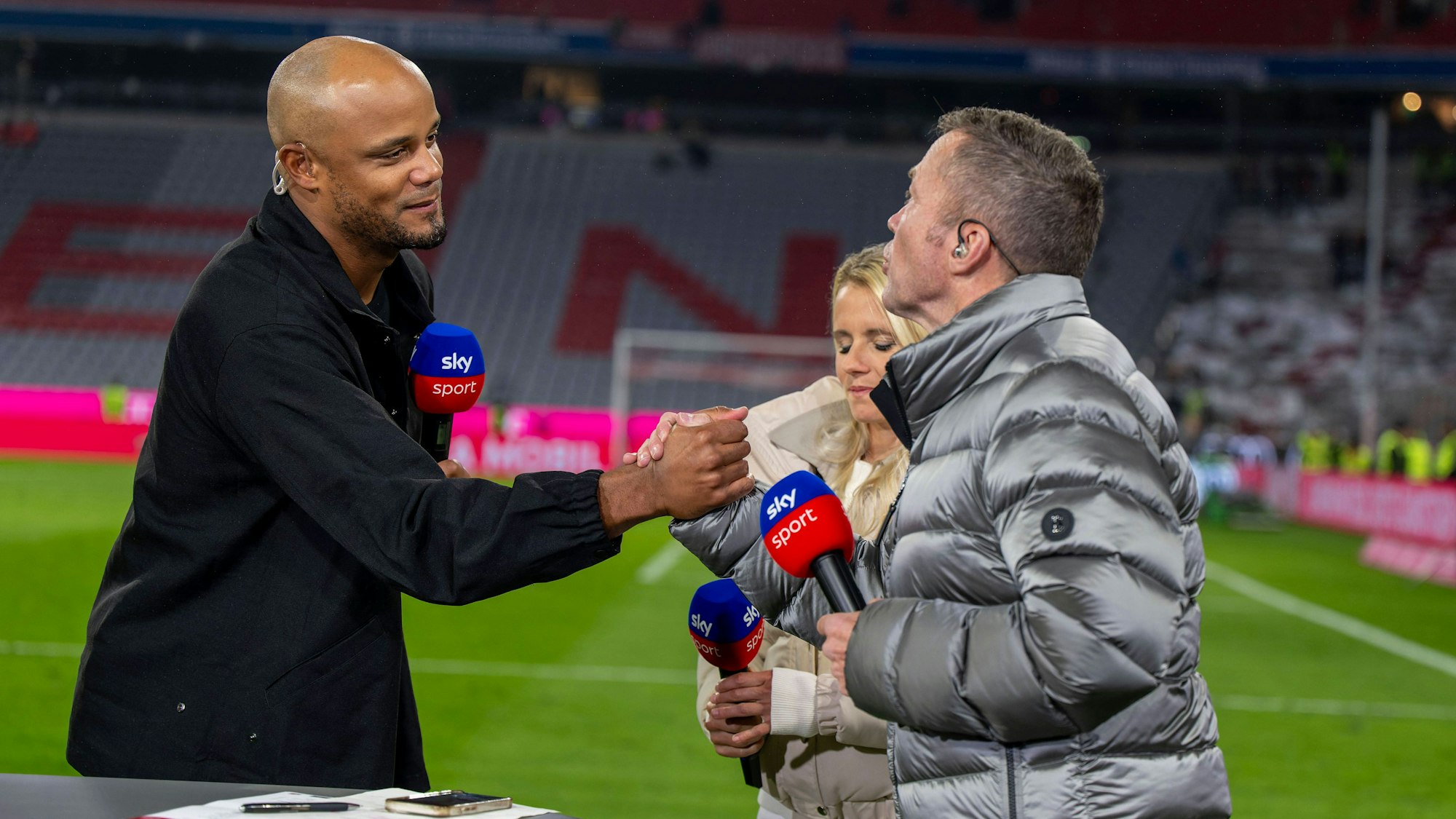 Lothar Matthäus und Vincent Kompany geben sich bei einem Interview die Hand.