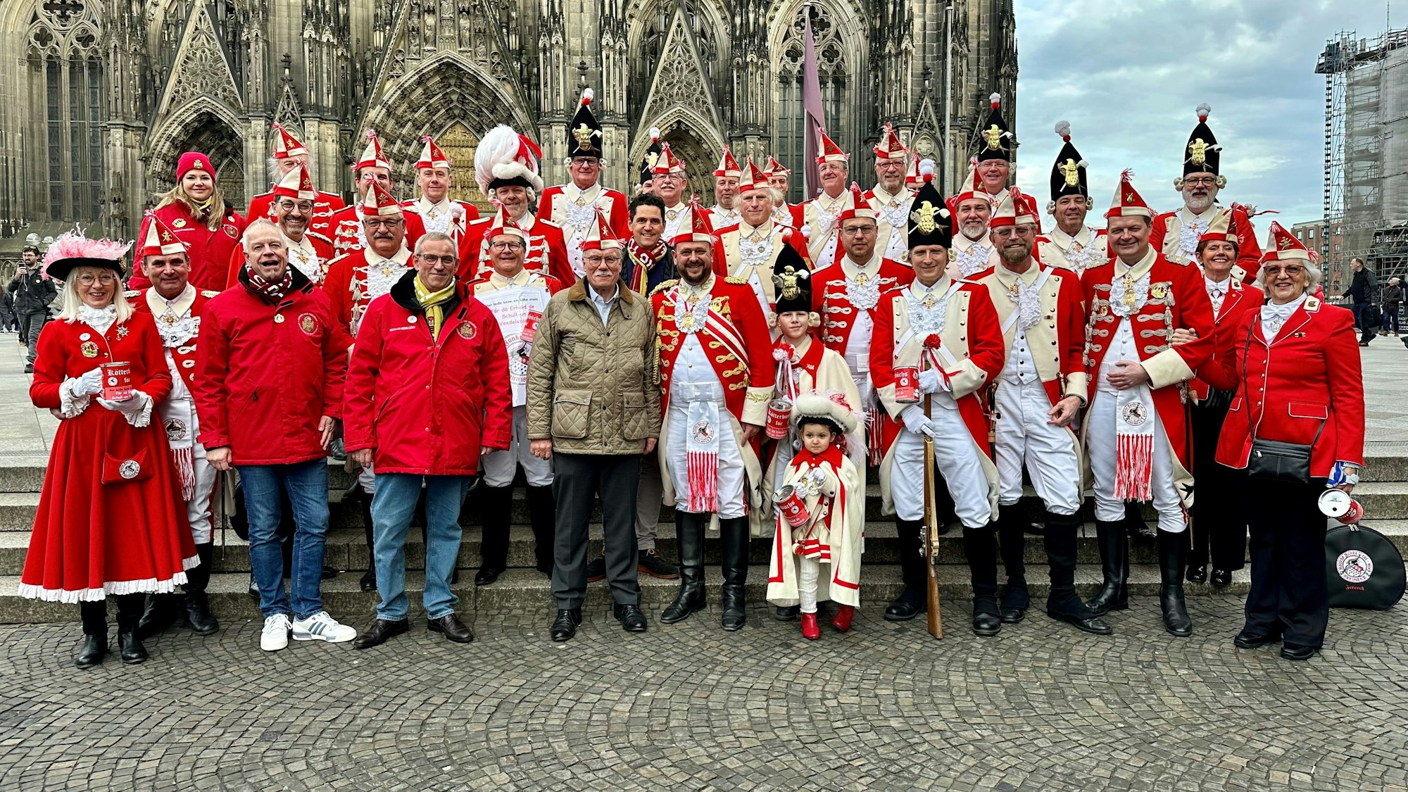 Die Roten Funken stehen vor dem Kölner Dom.