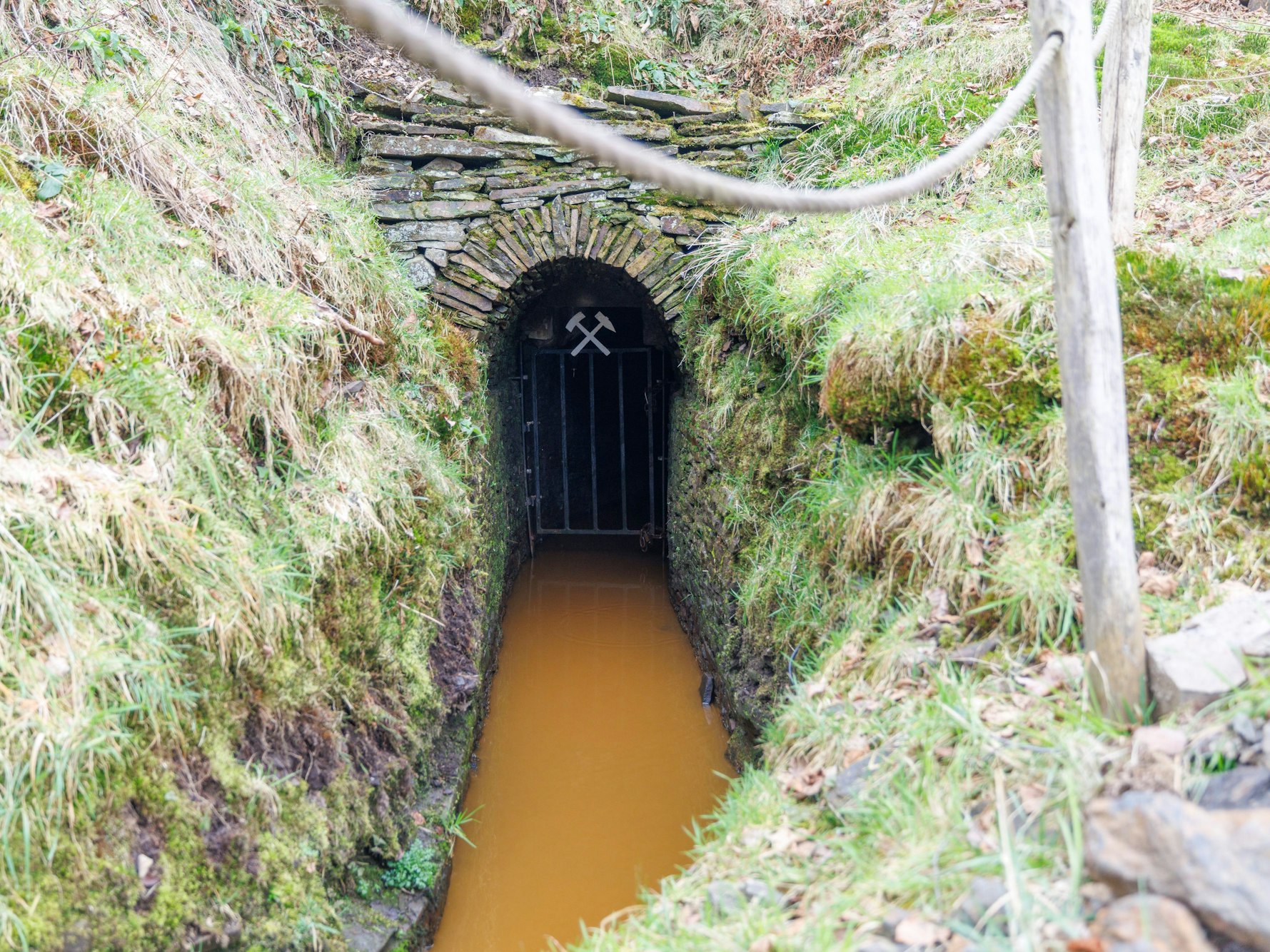 Der Eingang zum Besucherbergwerk „Stock und Scherenberger Erbstollen“ ist nach dem Einsatz von Feuerwehr und Polizei wieder verschlossen. Eine Überwachungskamera hatte am frühen Samstagmorgen zwei Männer in dem begehbaren Stollen gefilmt, teilte der Trägerverein mit. Am Eingangtor wurden eine Kette und zwei Schlösser zerstört.