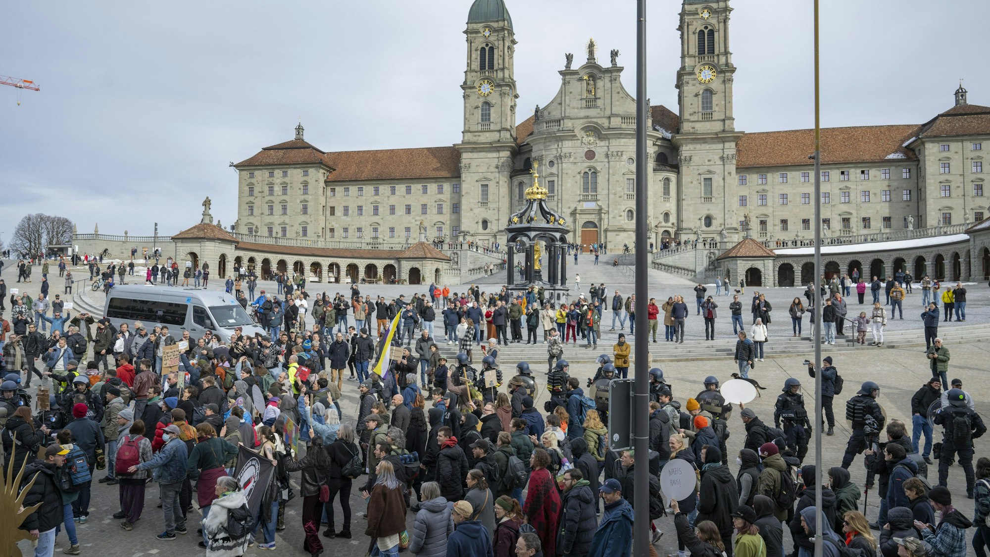 Hunderte Menschen nehmen am 22. Februar an der „Demo gegen Rechts“ in Einsiedeln teil, wo die AfD-Kanzlerkandidatin Weidel einen Wohnsitz hat.