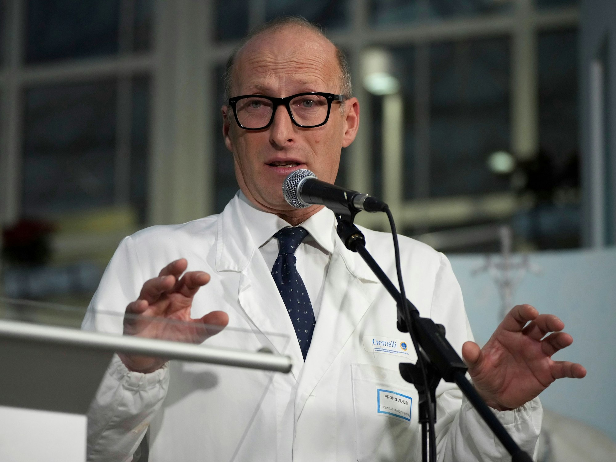 Der Chirurg Sergio Alfieri spricht in der Eingangshalle der Poliklinik Agostino Gemelli, wo Papst Franziskus wegen einer Lungenentzündung behandelt wird, zu Journalisten.