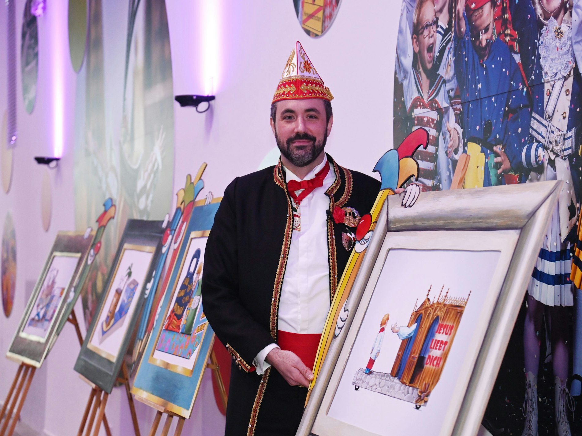 Zugleiter Marc Michelske zeigt Skizzen der Wagen.