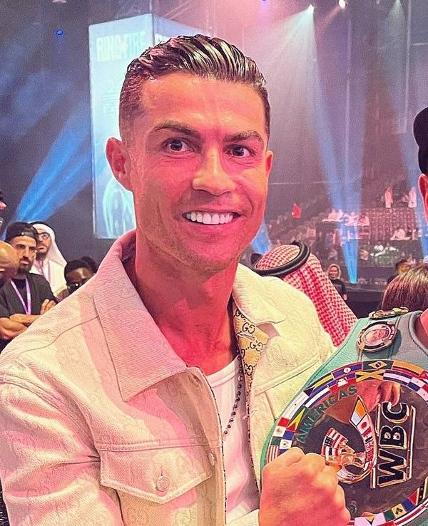 Der deutsche Boxer Agit Kabayel (l.) nach seinem Sieg über Frank Sanchez mit Cristiano Ronaldo in Riad