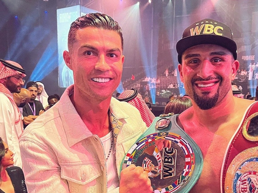 Der deutsche Boxer Agit Kabayel (l.) nach seinem Sieg über Frank Sanchez mit Cristiano Ronaldo in Riad