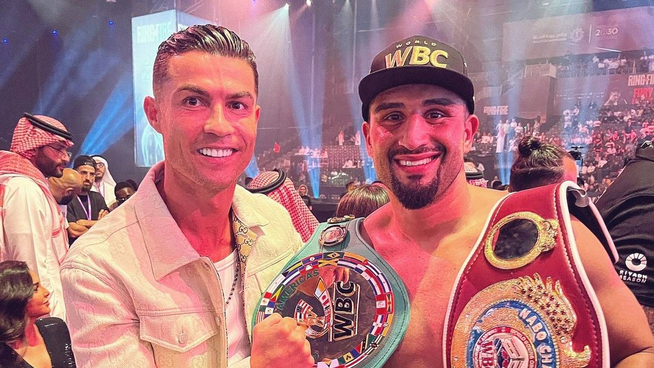 Der deutsche Boxer Agit Kabayel (l.) nach seinem Sieg über Frank Sanchez mit Cristiano Ronaldo in Riad