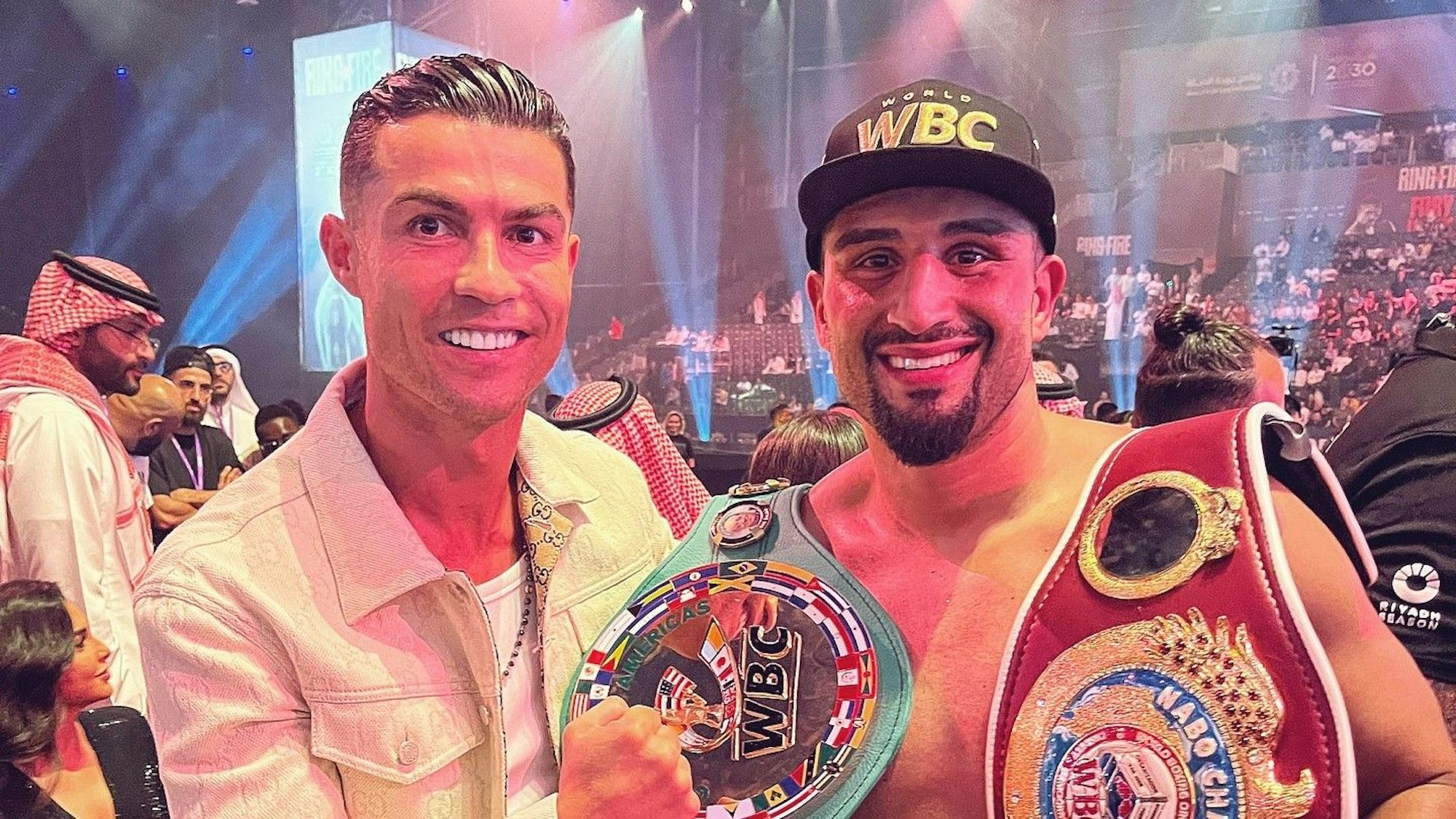 Der deutsche Boxer Agit Kabayel (l.) nach seinem Sieg über Frank Sanchez mit Cristiano Ronaldo in Riad
