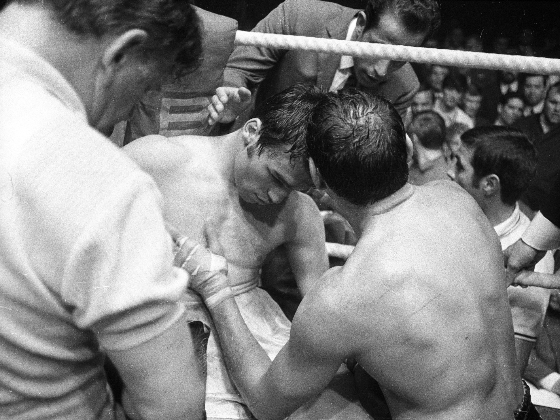 Boxer Jupp Elze (M.) in seinem letzten Kampf in den Kölner Messehallen.