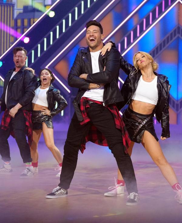 Gruppentanz Jive Der Gruppentanz (Jive) von Marc Eggers (M.), Osan Yaran (r.) und Ben Zucker mit Anastasia Maruster, Malika Dzumaev und Kathrin Menzinger.