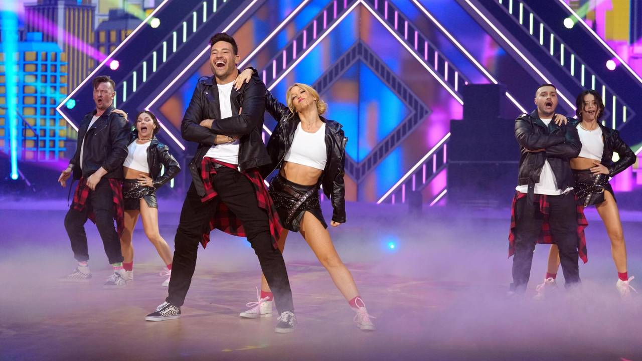 Gruppentanz Jive Der Gruppentanz (Jive) von Marc Eggers (M.), Osan Yaran (r.) und Ben Zucker mit Anastasia Maruster, Malika Dzumaev und Kathrin Menzinger.