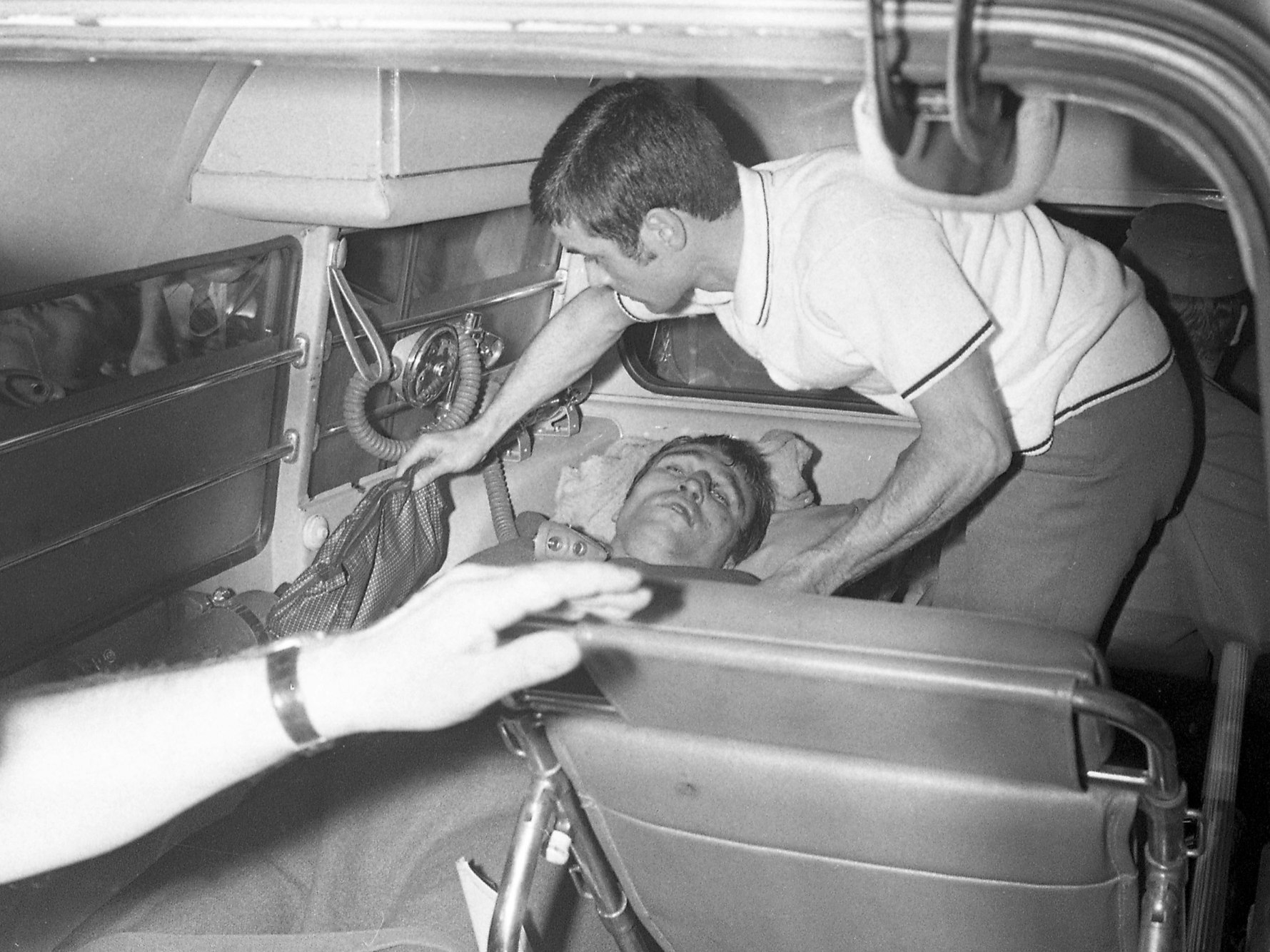 Jupp Elze wird im Krankenwagen mit Masseur Peter Herzig (rechts) zur Lindenburg gebracht.