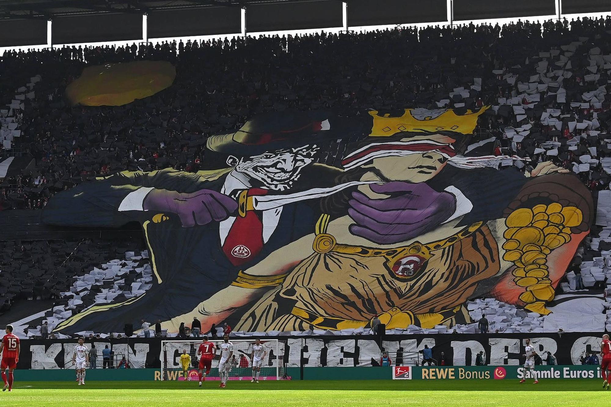 Die viel diskutierte FC-Choreo gegen Düsseldorf: Glücksgöttin Fortuna wird mit einem Messer attackiert.