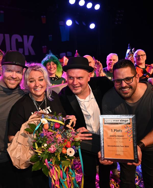 Die Band Kempes Feinest feiert den Sieg bei „Loss mer singe“.