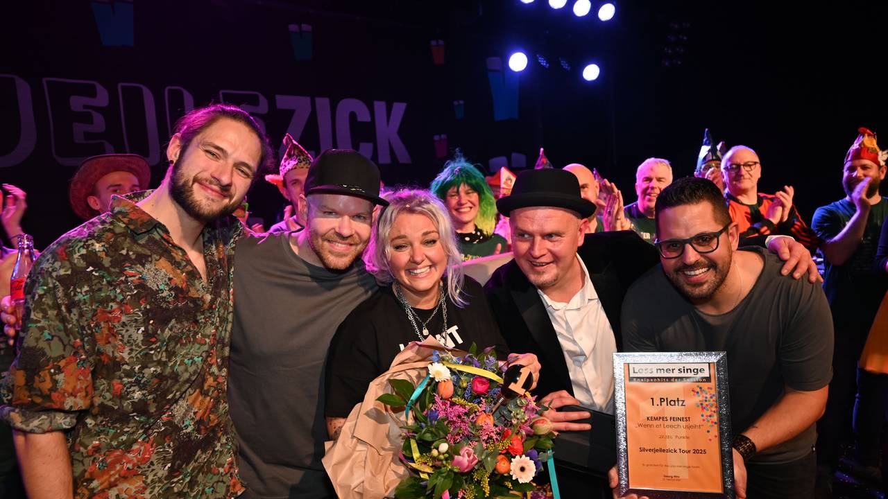 Die Band Kempes Feinest feiert den Sieg bei „Loss mer singe“.