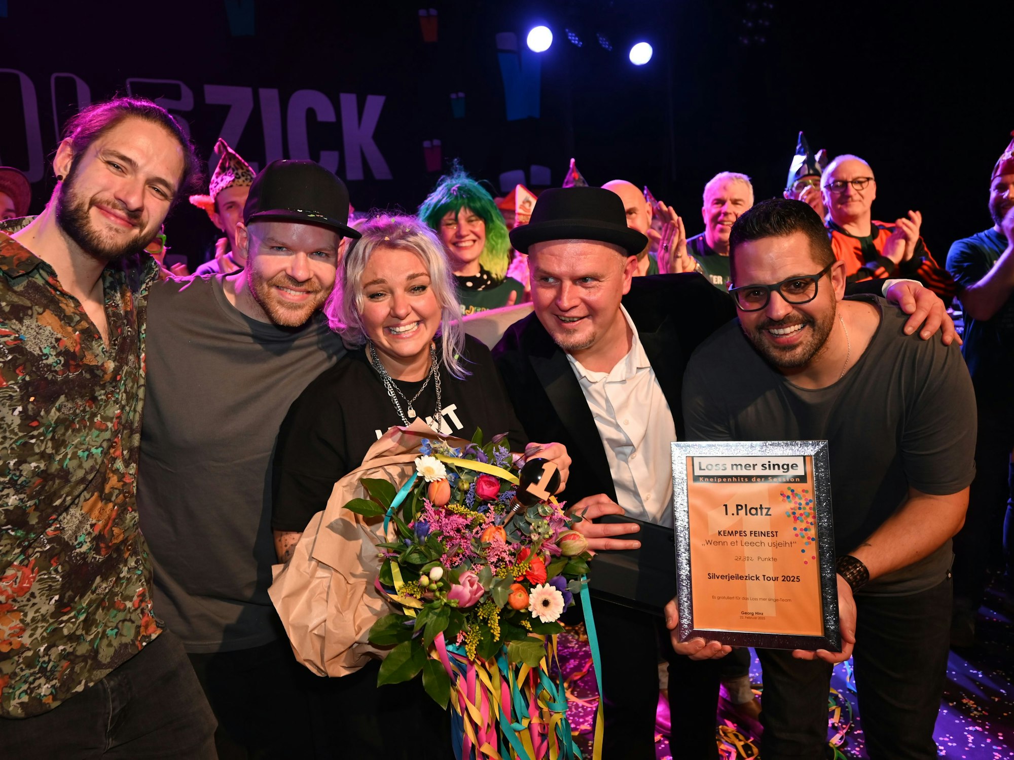 Die Band Kempes Feinest feiert den Sieg bei „Loss mer singe“.