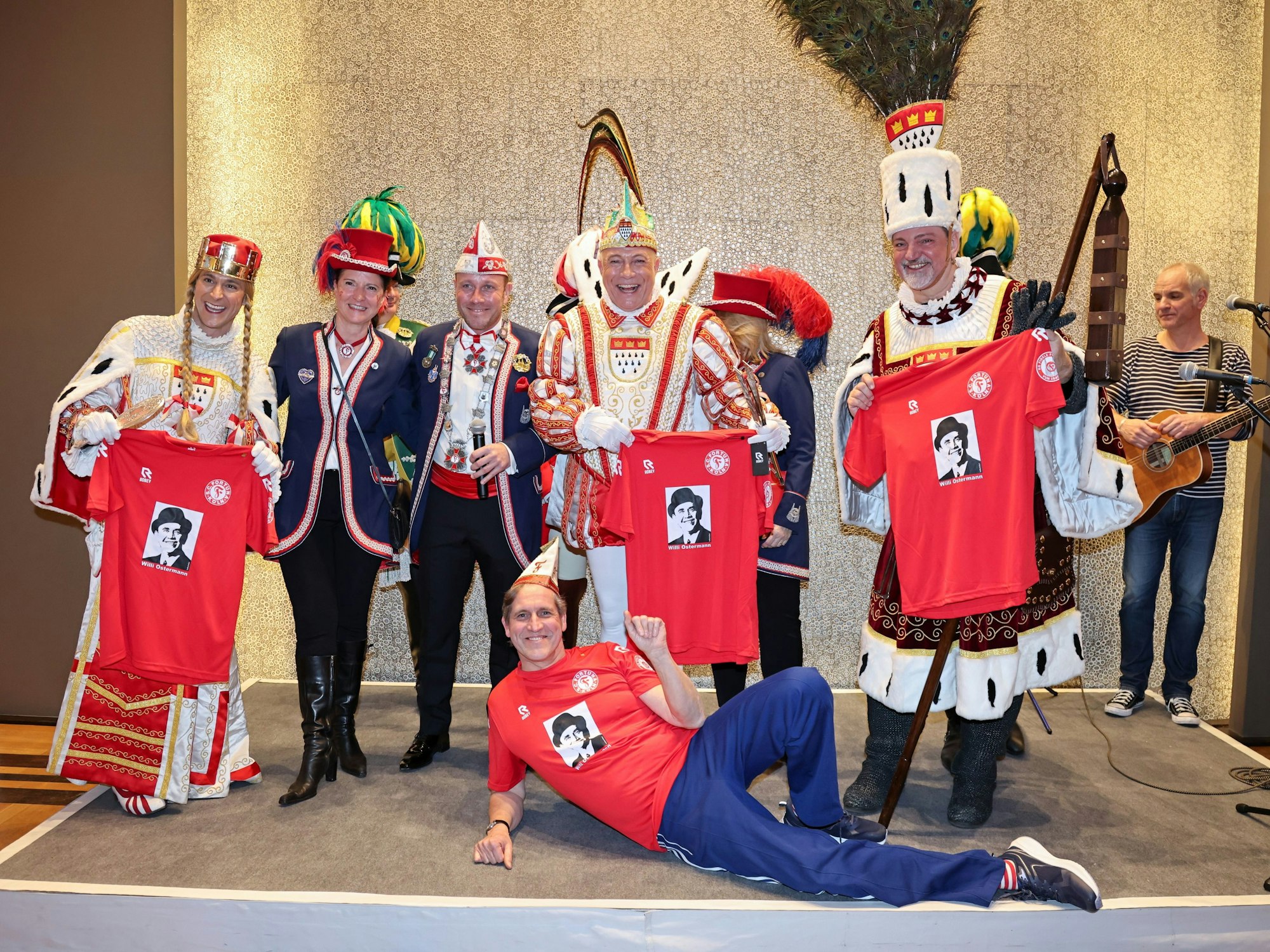 Kölner Dreigestirn mit Trikot von Fortuna Köln.