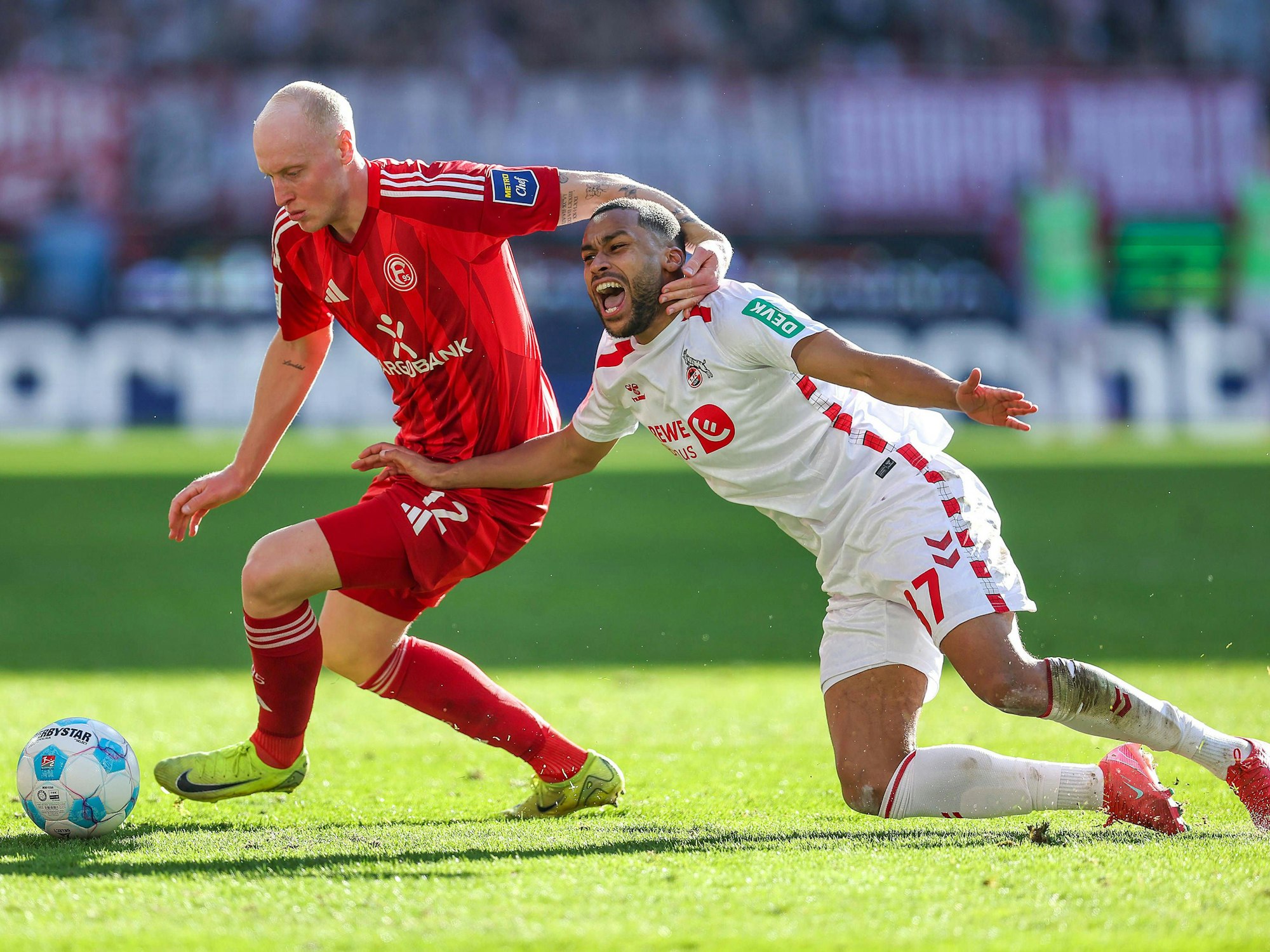 Valgeir Lunddal reißt Linton Maina zu Boden.