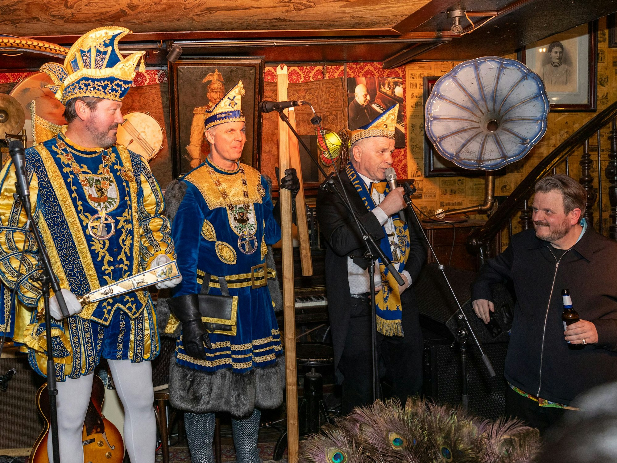 Das Dreigestirn zu Besuch beim Geburtstag von Lutz Heineking.