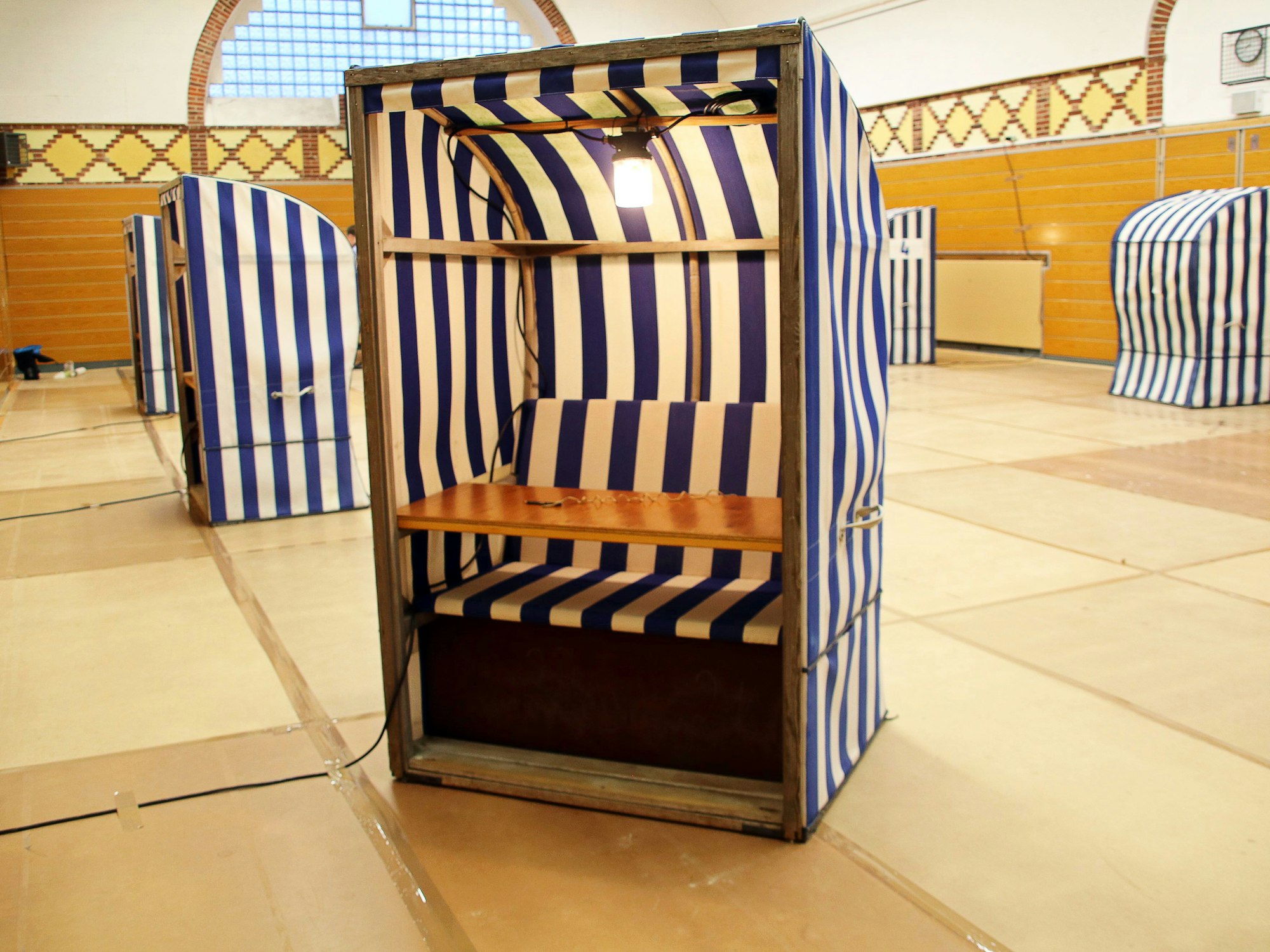 Weißblaue Strandkörbe stehen als Wahlkabinen in einem Wahllokal auf der ostfriesischen Insel Norderney.