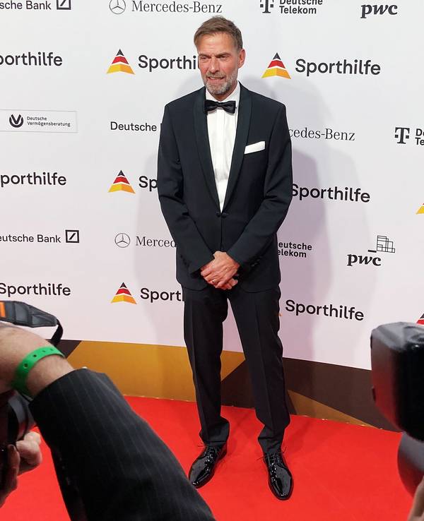 Jürgen Norbert Klopp, ehemals Fußballtrainer und jetzt Fußballfunktionär, steht bei seiner Ankunft zum „Ball des Sports“ im dunklen Anzug auf dem roten Teppich.