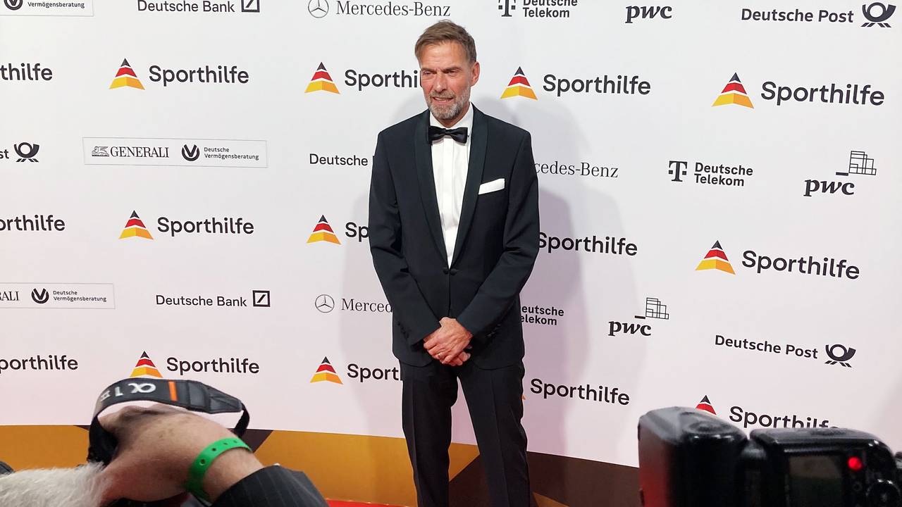Jürgen Norbert Klopp, ehemals Fußballtrainer und jetzt Fußballfunktionär, steht bei seiner Ankunft zum „Ball des Sports“ im dunklen Anzug auf dem roten Teppich.