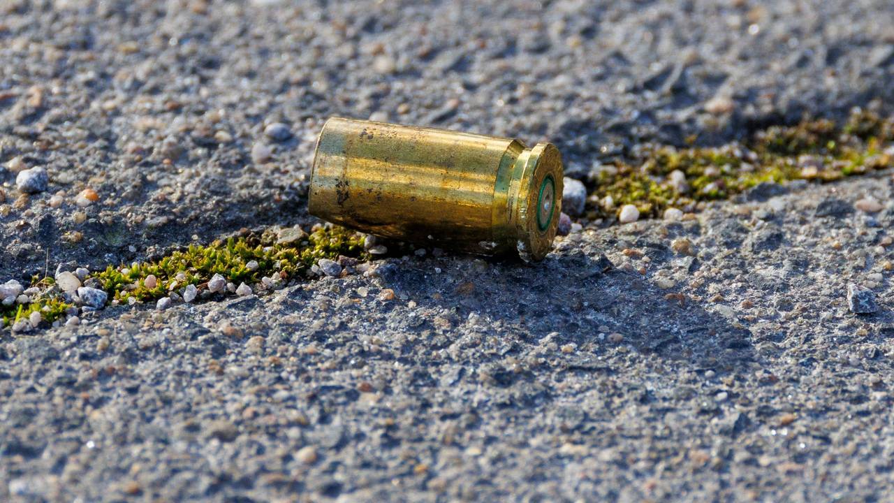 Eine Patronenhülse aus einer Polizeiwaffe liegt auf dem Boden des Parkplatzes der historischen Stadthalle.