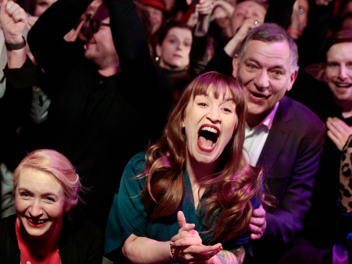 Linken-Chefin Ines Schwerdtner, Spitzenkandidatin Heidi Reichinnek und Parteichef Jan van Aken jubeln bei der Wahlparty der Partei Die Linke.