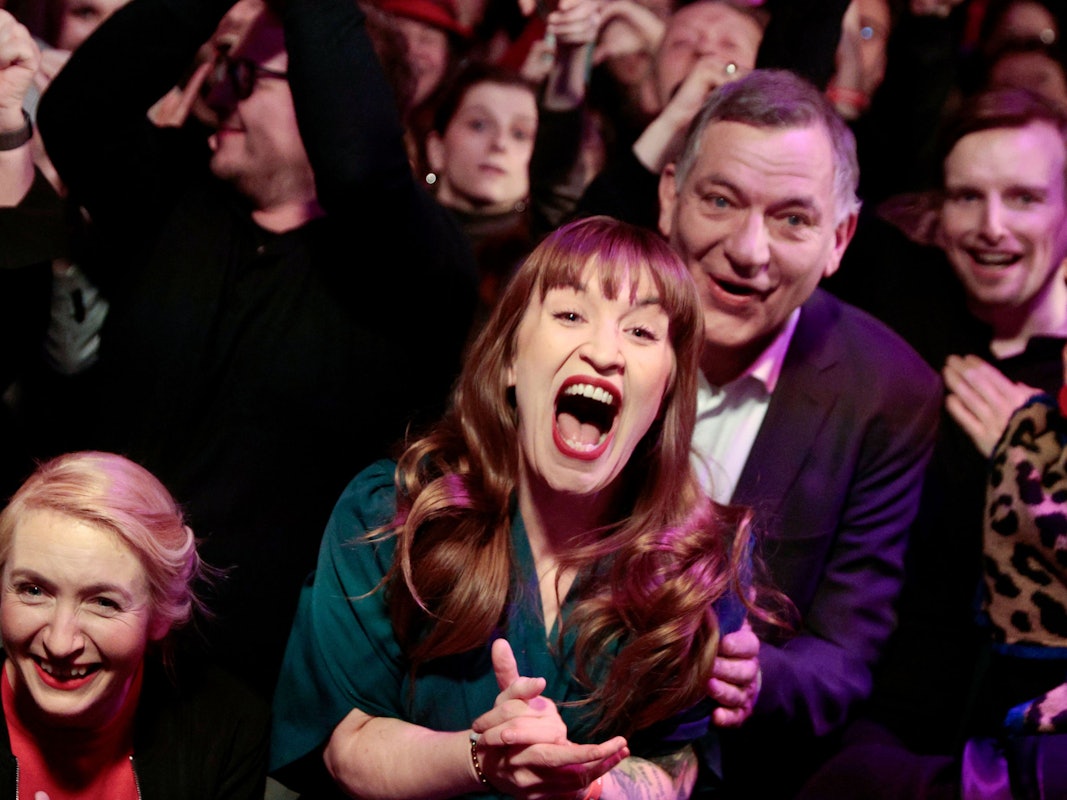 Linken-Chefin Ines Schwerdtner, Spitzenkandidatin Heidi Reichinnek und Parteichef Jan van Aken jubeln bei der Wahlparty der Partei Die Linke.