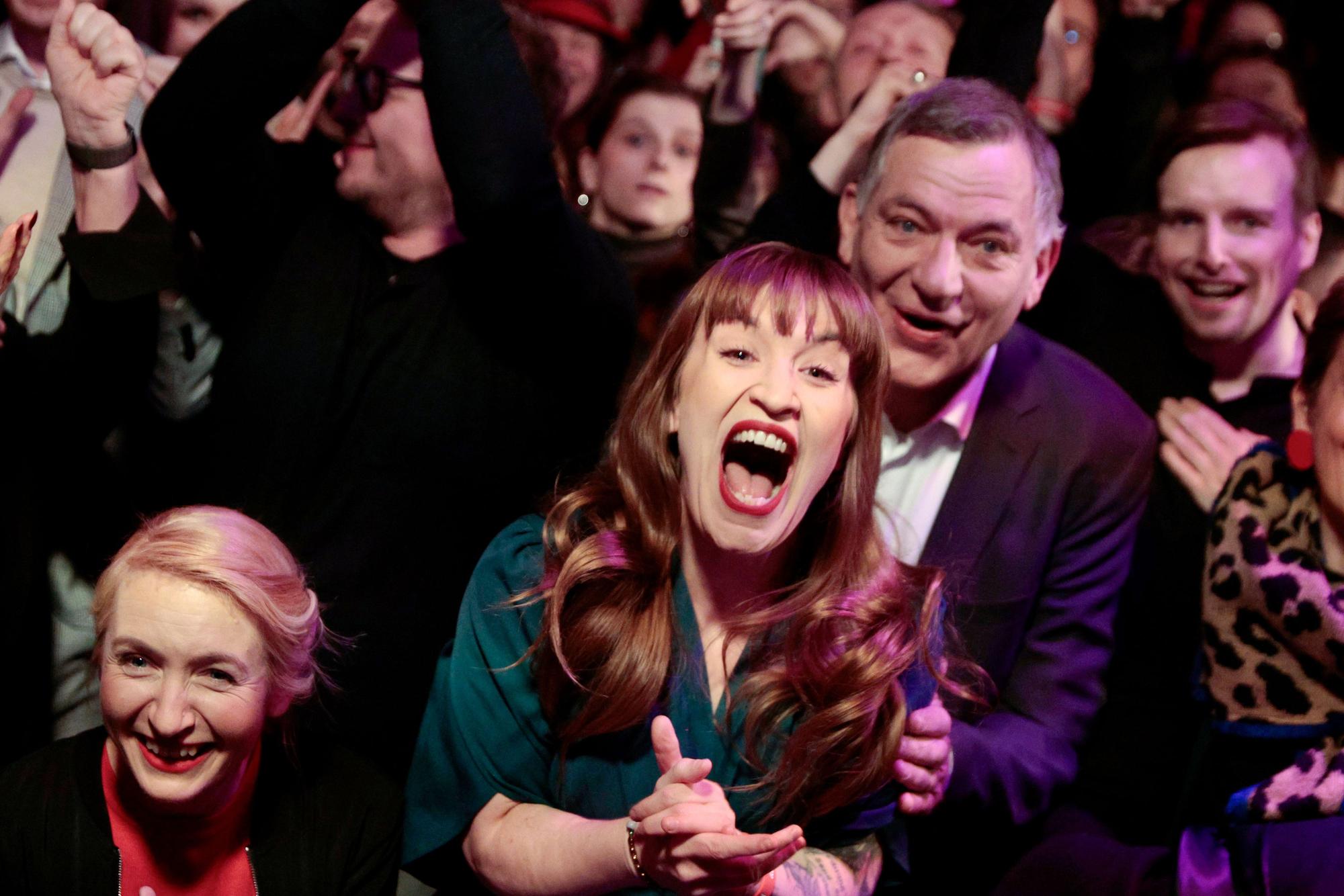 Linken-Chefin Ines Schwerdtner, Spitzenkandidatin Heidi Reichinnek und Parteichef Jan van Aken jubeln bei der Wahlparty der Partei Die Linke.