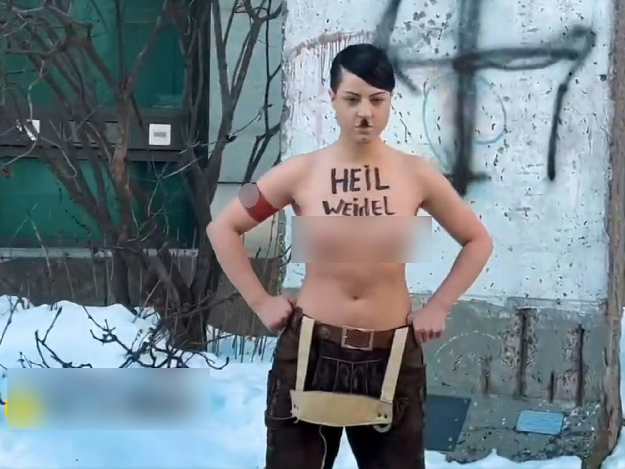 Eine Demonstrantin protestiert oben ohne während der Bundestagswahl vor der deutschen Botschaft in Kyjiw.