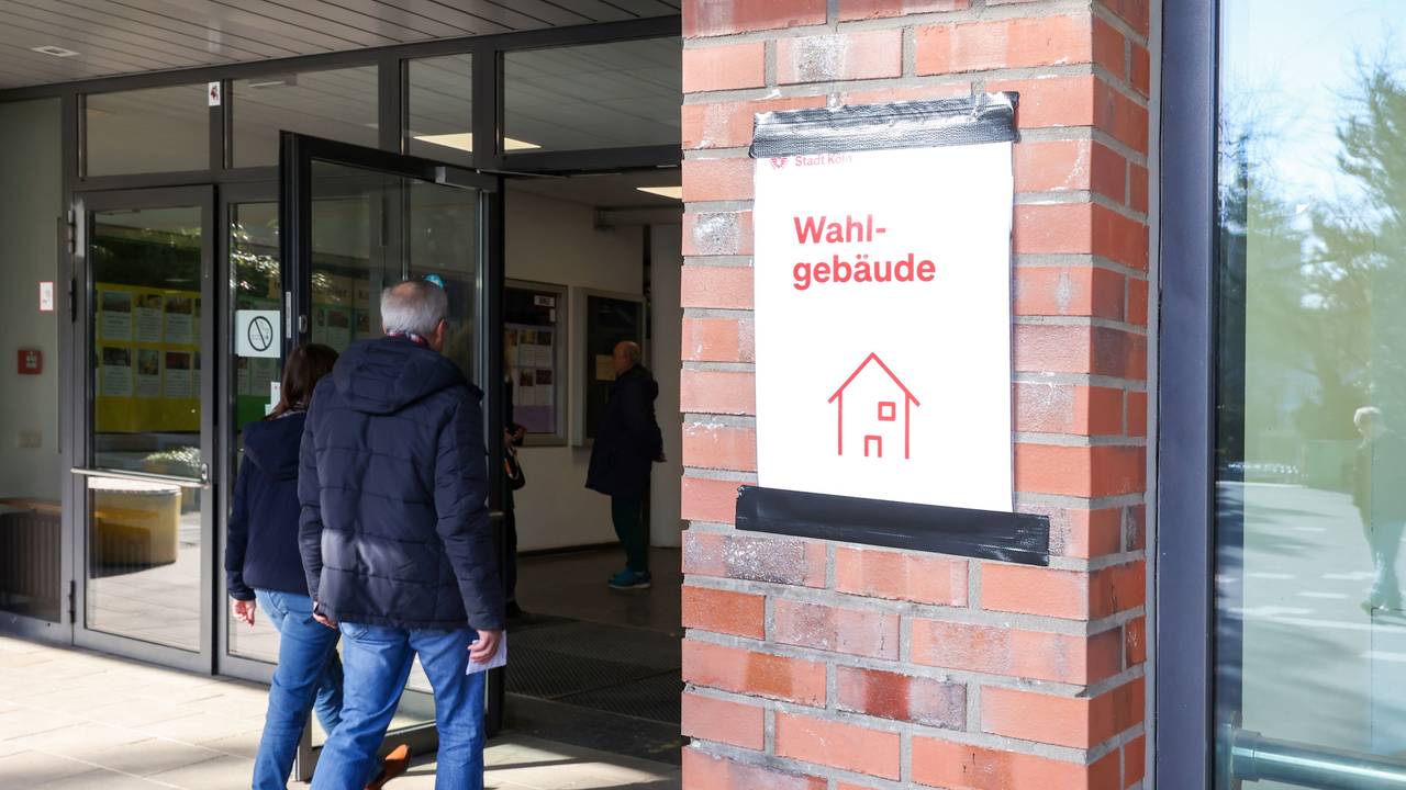Menschen gehen ins Wahllokal an der Montessori-Schule in Köln-Bickendorf.