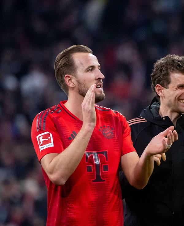 Thomas Müller scherzt mit Manuel Neuer und Harry Kane.