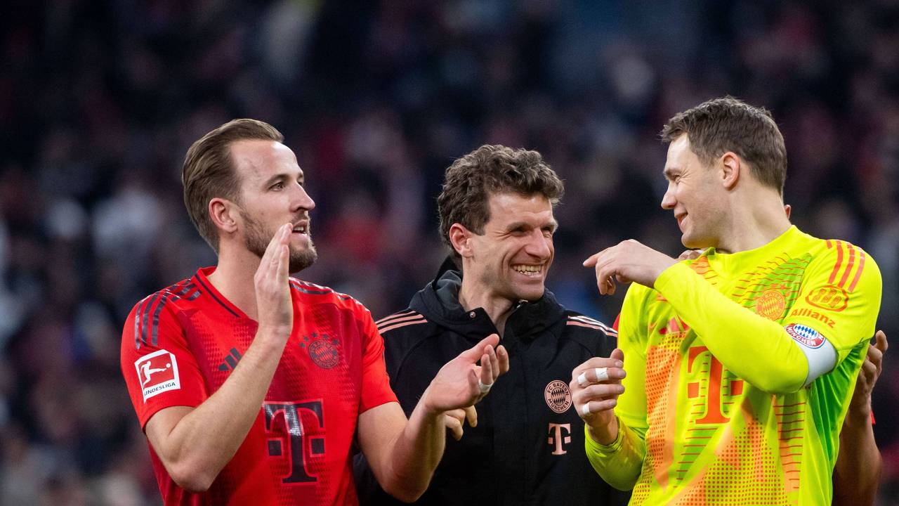 Thomas Müller scherzt mit Manuel Neuer und Harry Kane.