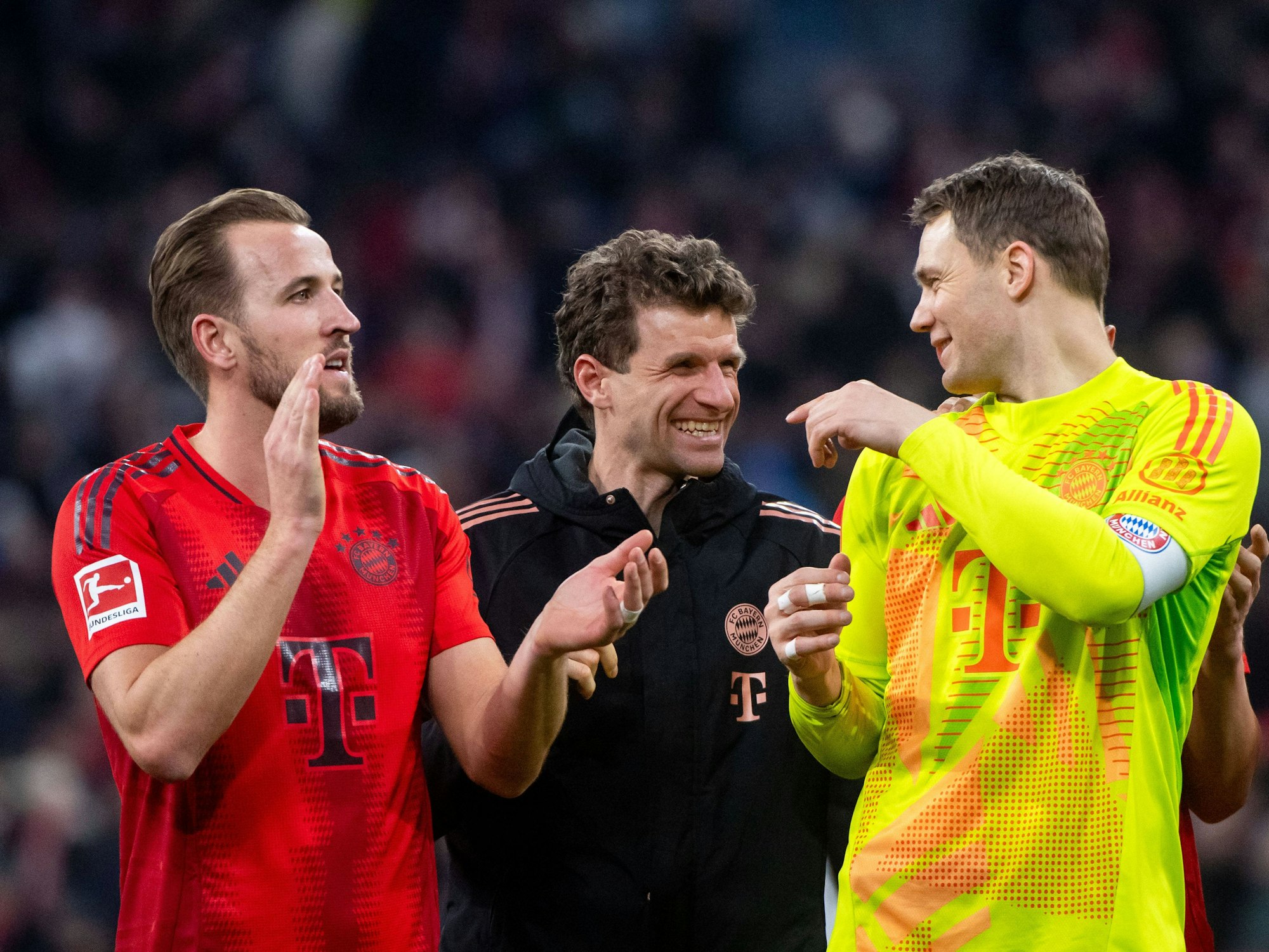 Thomas Müller scherzt mit Manuel Neuer und Harry Kane.