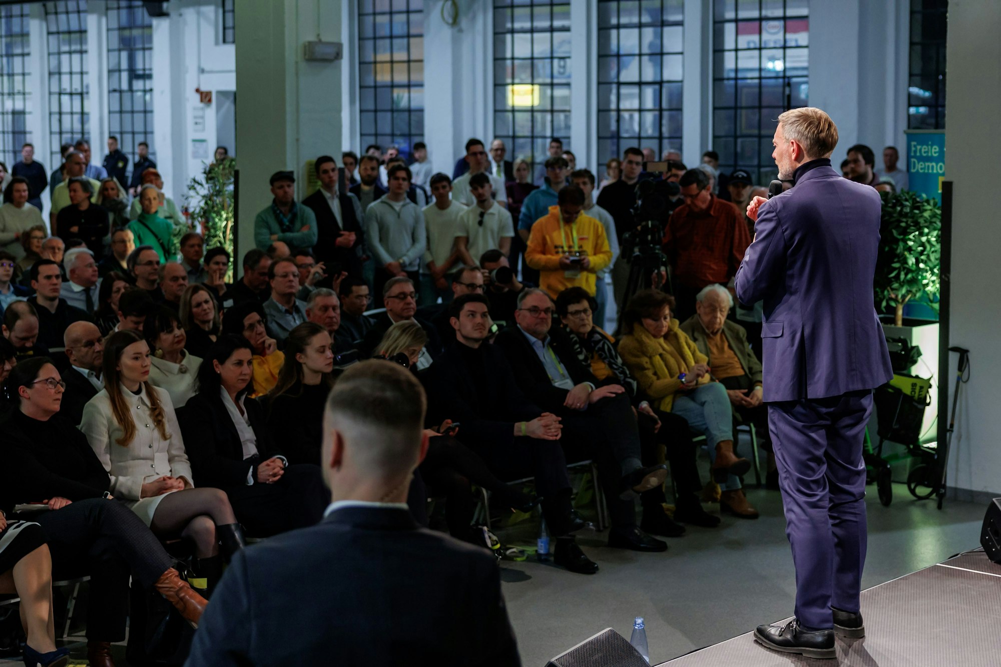 FDP-Chef Christian Lindner spricht während einer Wahlkampfveranstaltung in Nürnberg. Schafft seine Partei es über die Fünf-Prozent-Hürde.