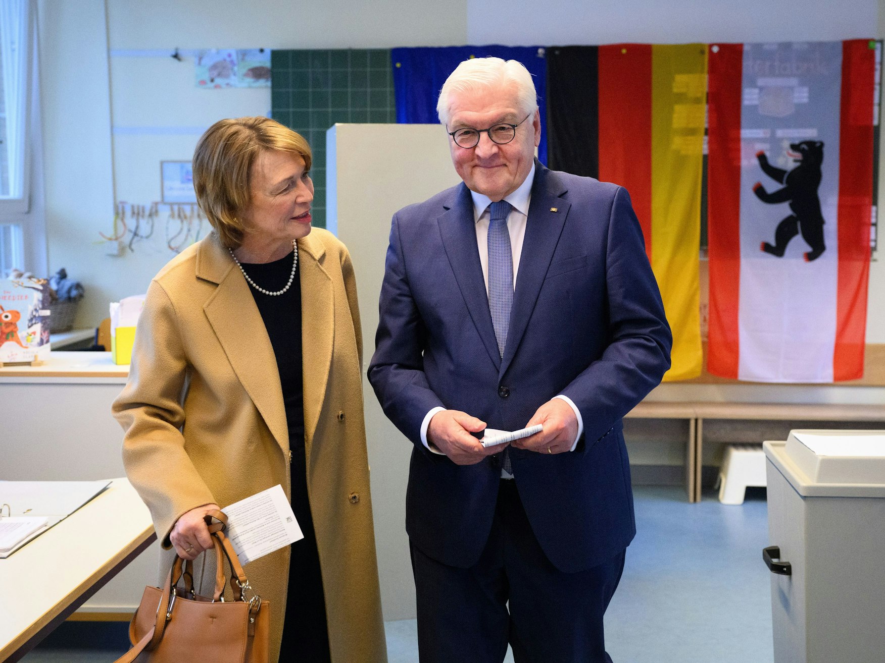 Bundespräsident Frank-Walter Steinmeier und seine Frau Elke Büdenbender geben im Wahllokal in der Erich-Kästner-Grundschule in Berlin-Dahlem ihre Stimmzettel ab.