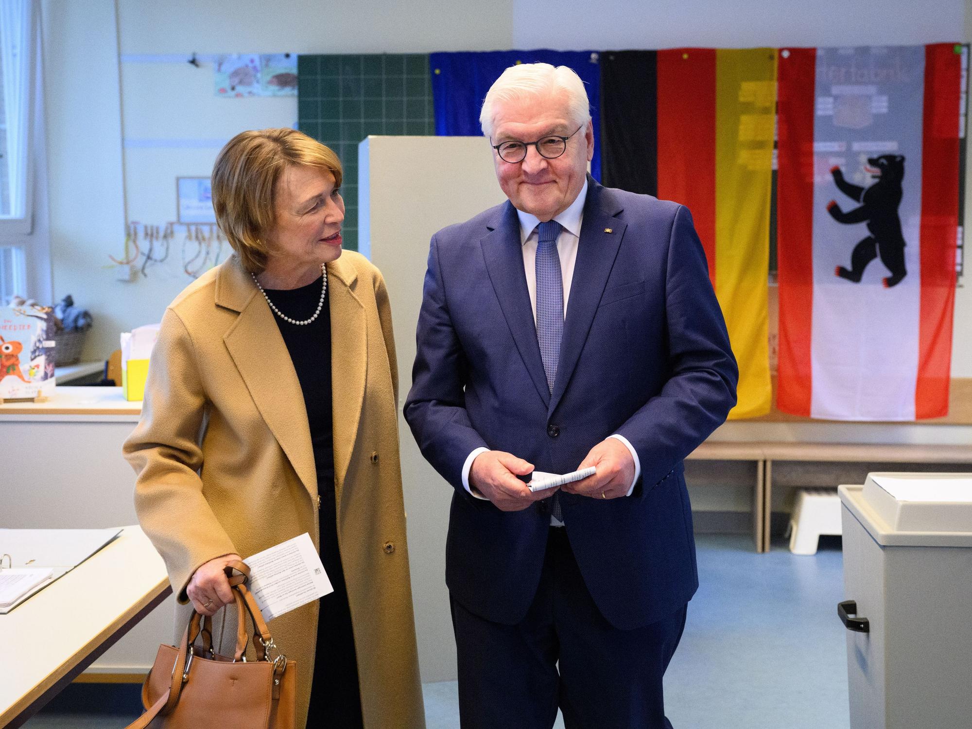 Bundespräsident Frank-Walter Steinmeier und seine Frau Elke Büdenbender geben im Wahllokal in der Erich-Kästner-Grundschule in Berlin-Dahlem ihre Stimmzettel ab.