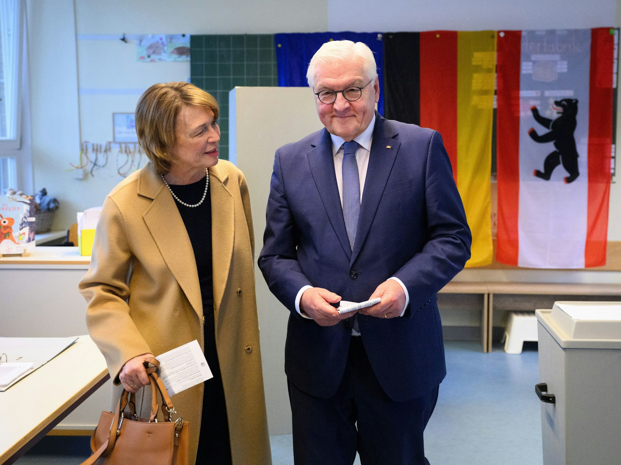 Bundespräsident Frank-Walter Steinmeier und seine Frau Elke Büdenbender geben im Wahllokal in der Erich-Kästner-Grundschule in Berlin-Dahlem ihre Stimmzettel ab.